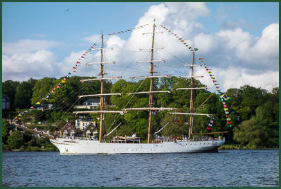Segelschulschiff Cisne Branco bei derAuslaufparade des Hafengeburtstages in Hamburg