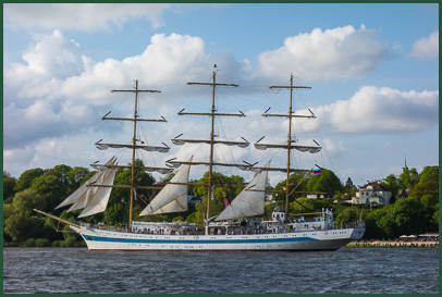 Das Selgeschulschiff MIR bei derAuslaufparade des Hafengeburtstages in Hamburg