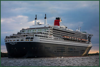 Die Queen Mary 2 bei der Auslaufparade des Hafengeburtstages in Hamburg